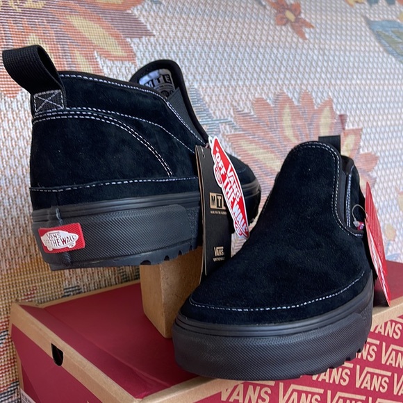 Vans WMNS Mid Slip Mte-1
Black/Black/Suede
VN0A5KQS426
 boots - sneakers - Picture 3 of 16